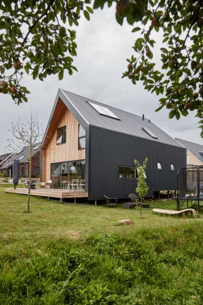 „Pinteressante“ Dach- und Fassadenlösung mit Sinusprofilen,